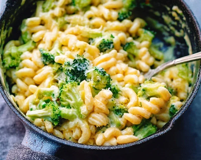 One Pot Healthy Broccoli Mac and Cheese