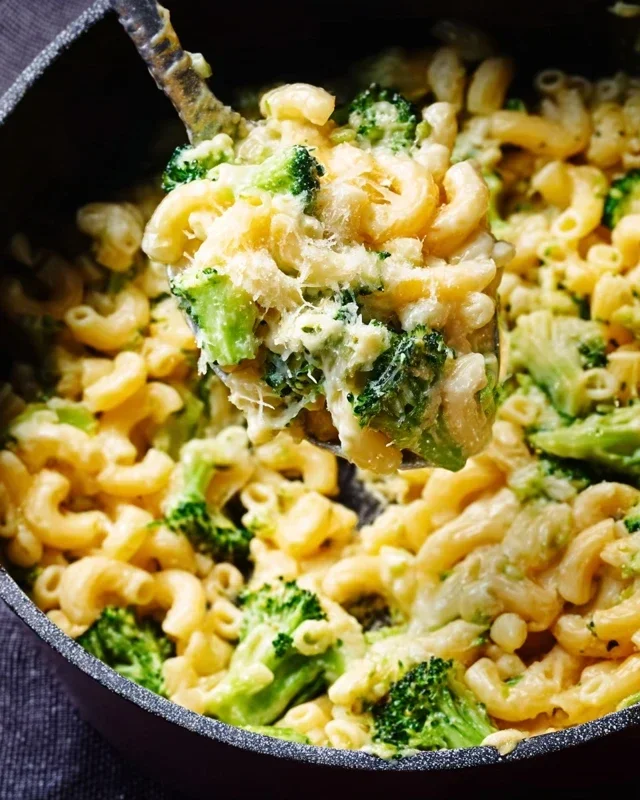 One Pot Healthy Broccoli Mac and Cheese